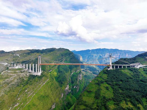 万光证券 贵州再添“云端通途” 世界第三高桥安盘高速天门特大桥合龙