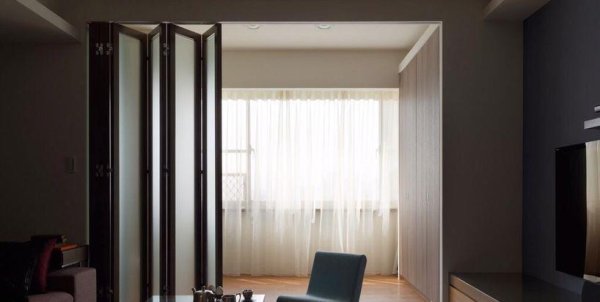 红太阳配资 阳台折叠门哪种材质好？看完这3点，你家的阳台折叠门选对了吗？