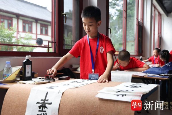 广禾配资 马来西亚女孩来了，6岁萌娃也来了，第八届“米芾杯”书法展翰墨飞扬